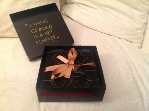 deauty-box-decembre-produits-reçus-blogueuse-revue-haul-a-thing-of-beauty-is-a-joy-forever-noeud-cadeau